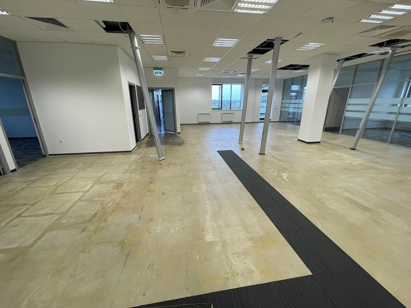 Укладка ковровой плитки в инновационном центре 