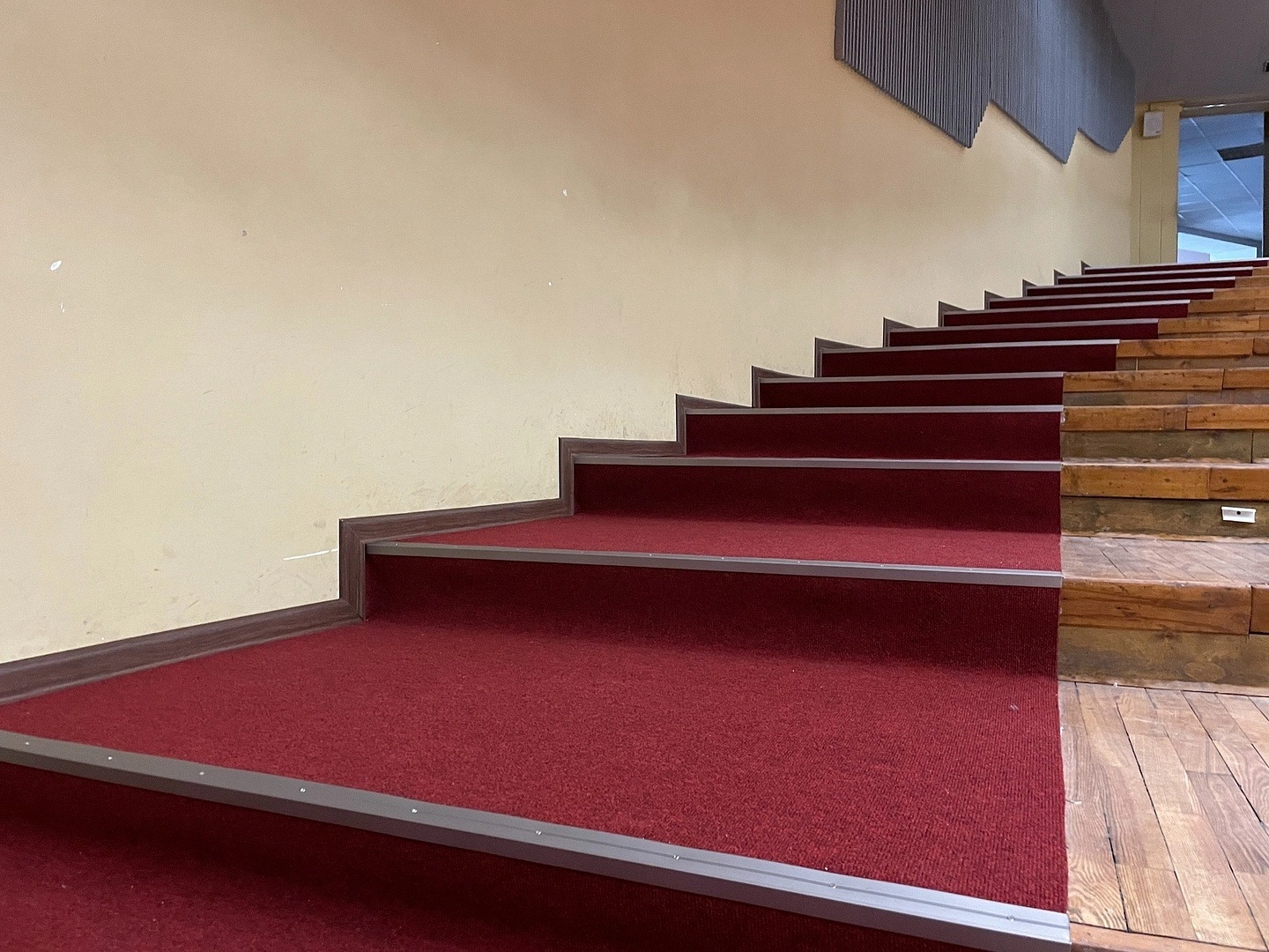 Укладка ковролина в Ивановском театре 9