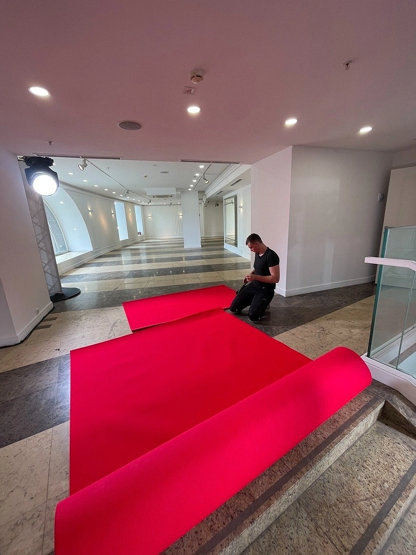 Укладка дорожки в модельном агентстве