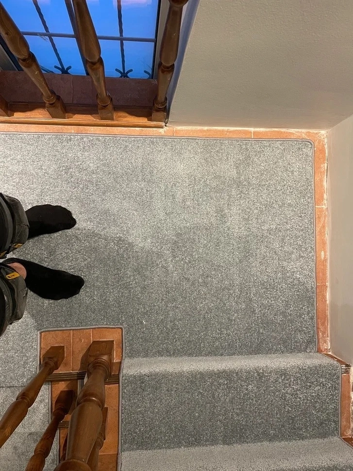 Оверлок и укладка ковролина в коттедже 15