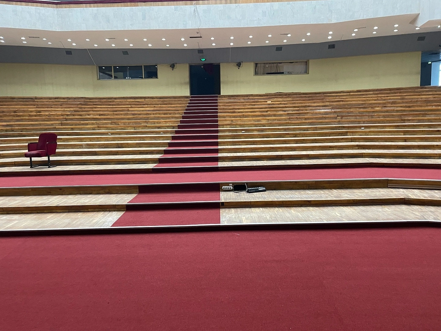 Укладка ковролина в Ивановском театре 22