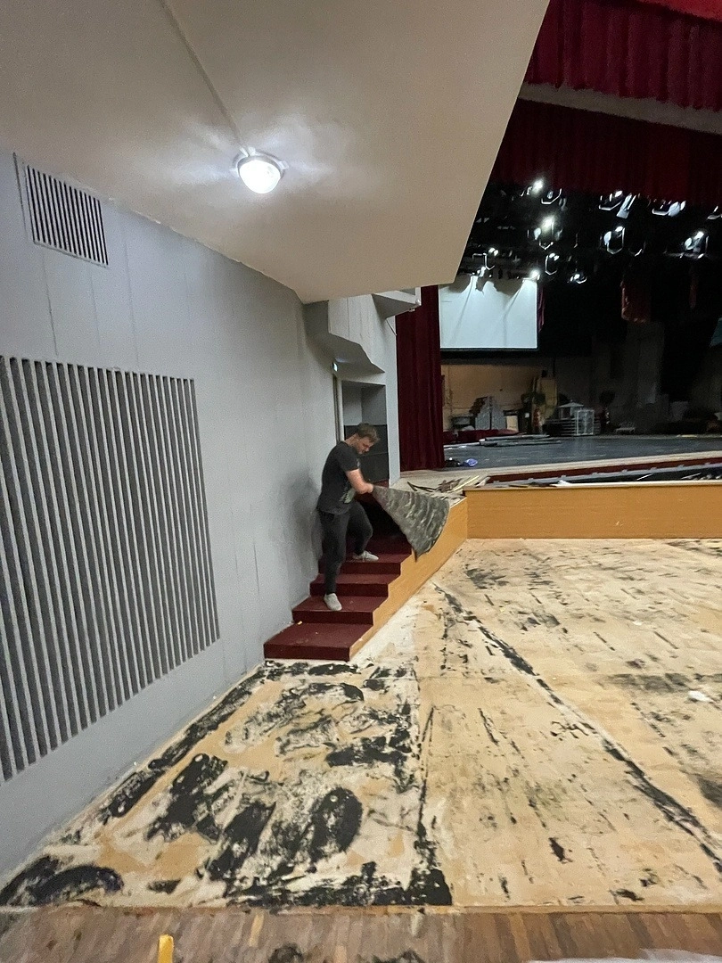 Укладка ковролина в Ивановском театре 13