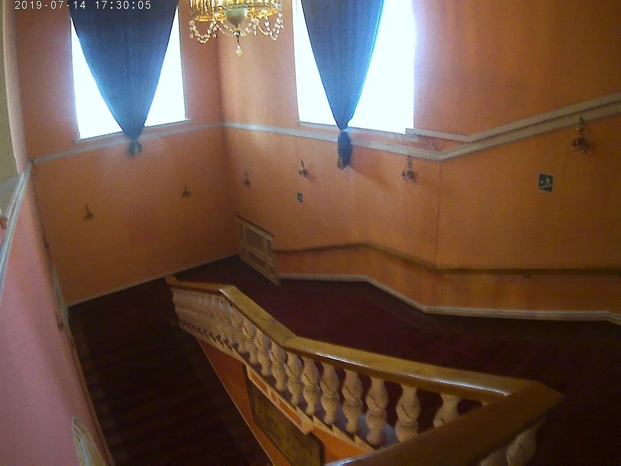 Укладка дорожки в ресторане 