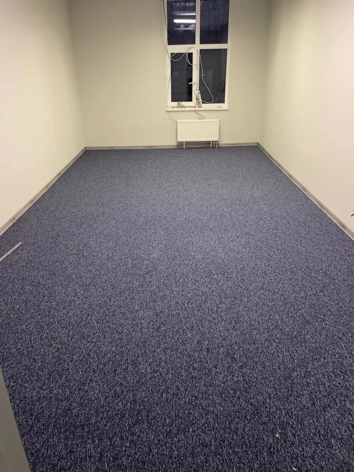 Укладка ковровой плитки в офисе мастерской 
