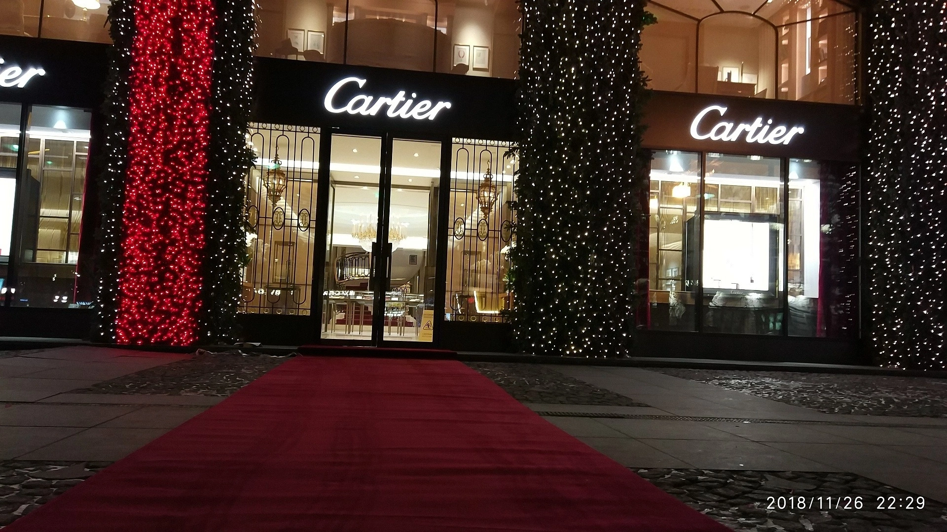 Укладка дорожки  у магазина Cartier 8