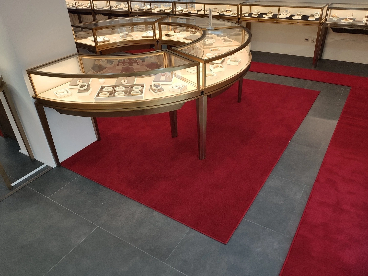 Укладка дорожки в галерее янтаря 8