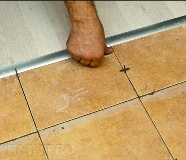 Установка порогов на линолеум