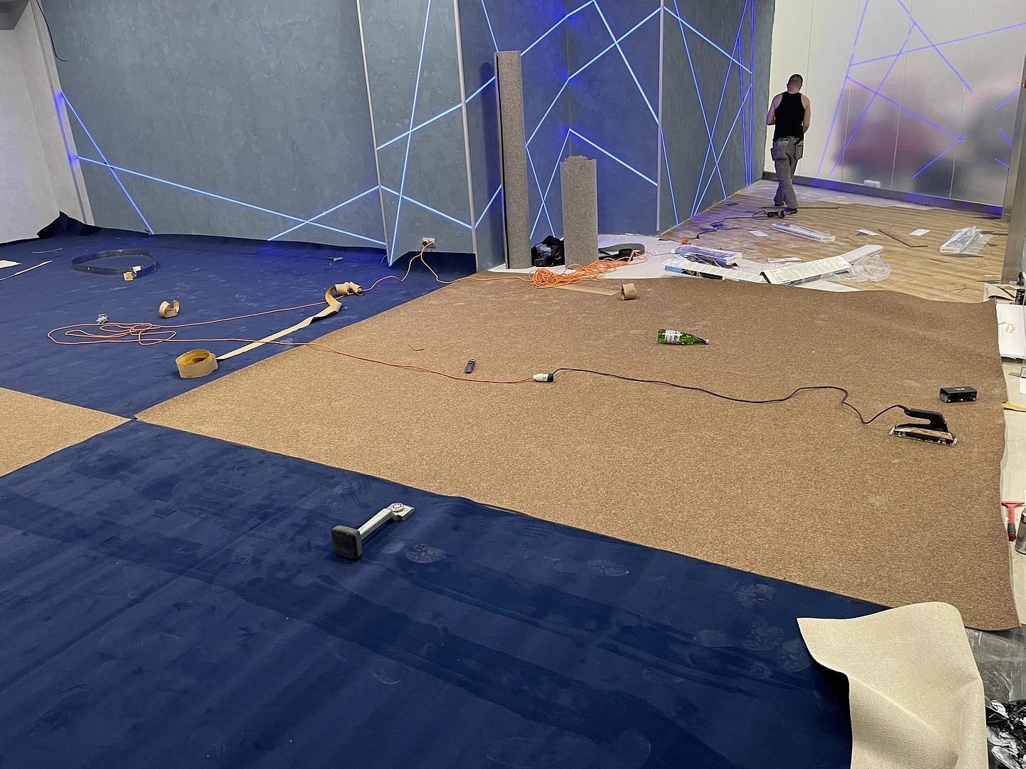 Укладка ковролина в ТЦ 