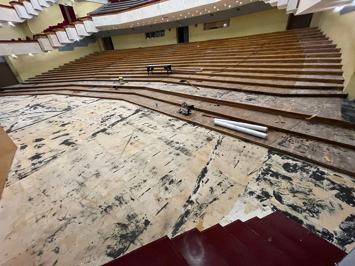 Укладка ковролина в Ивановском театре 23