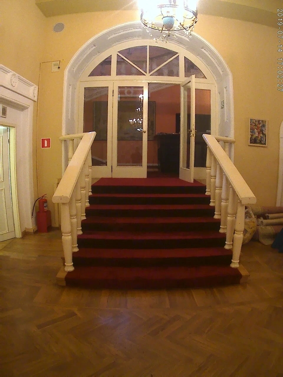 Укладка дорожки в ресторане 