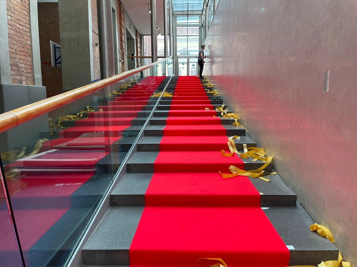 Укладка дорожки в  лицее имени Александра Дюма