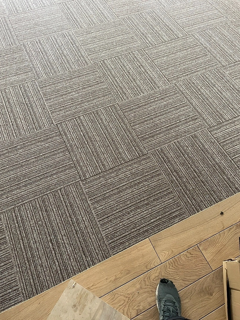 Укладка ковровой плитки в офисе IT-компании 2