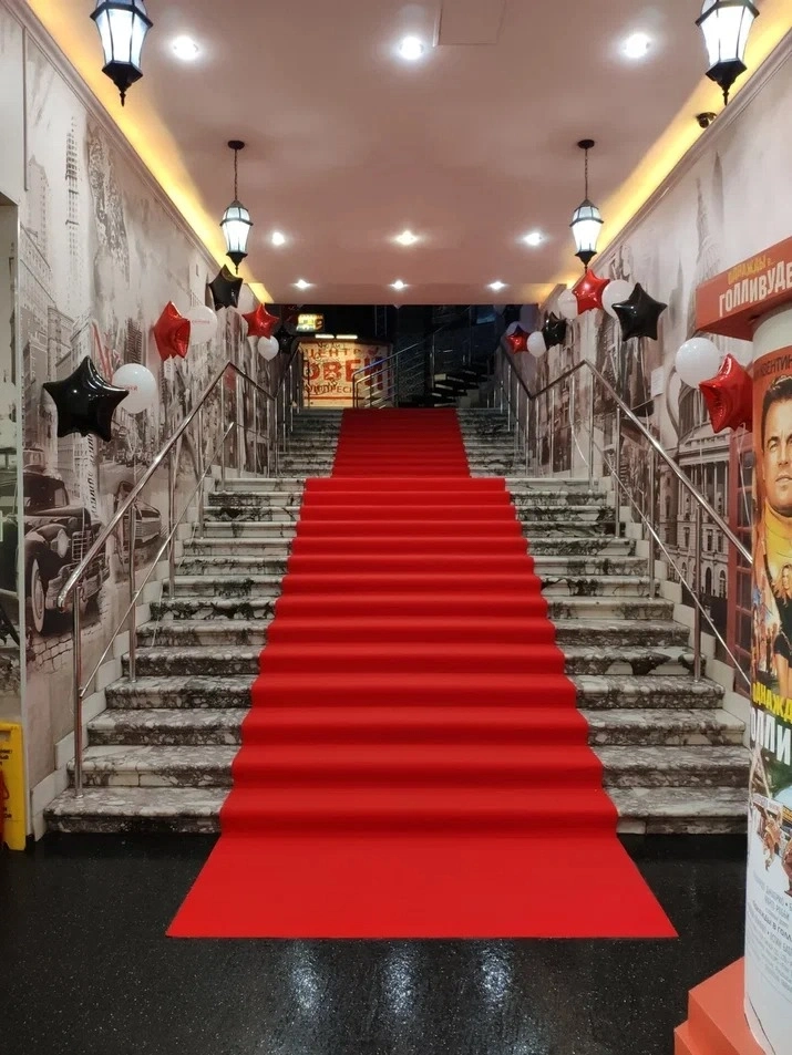 Укладка дорожки в Киноцентре 