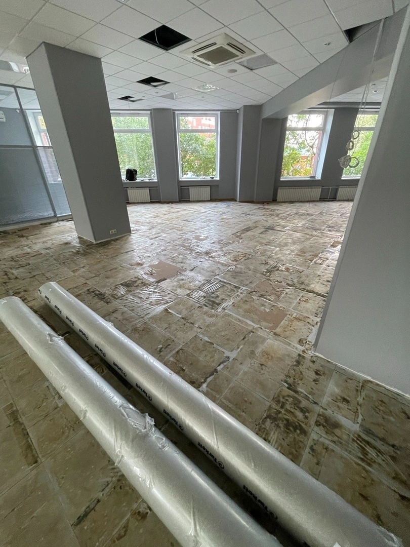 Укладка линолеума в магазине