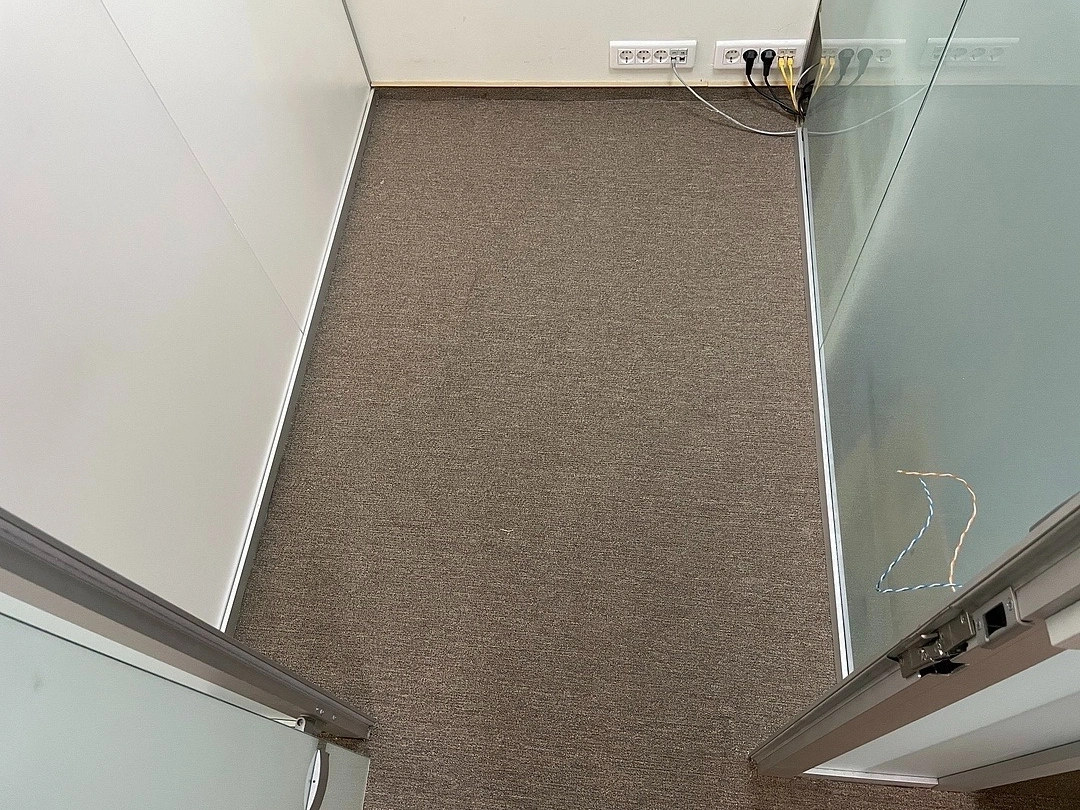 Укладка ковролина  в бизнес-центре