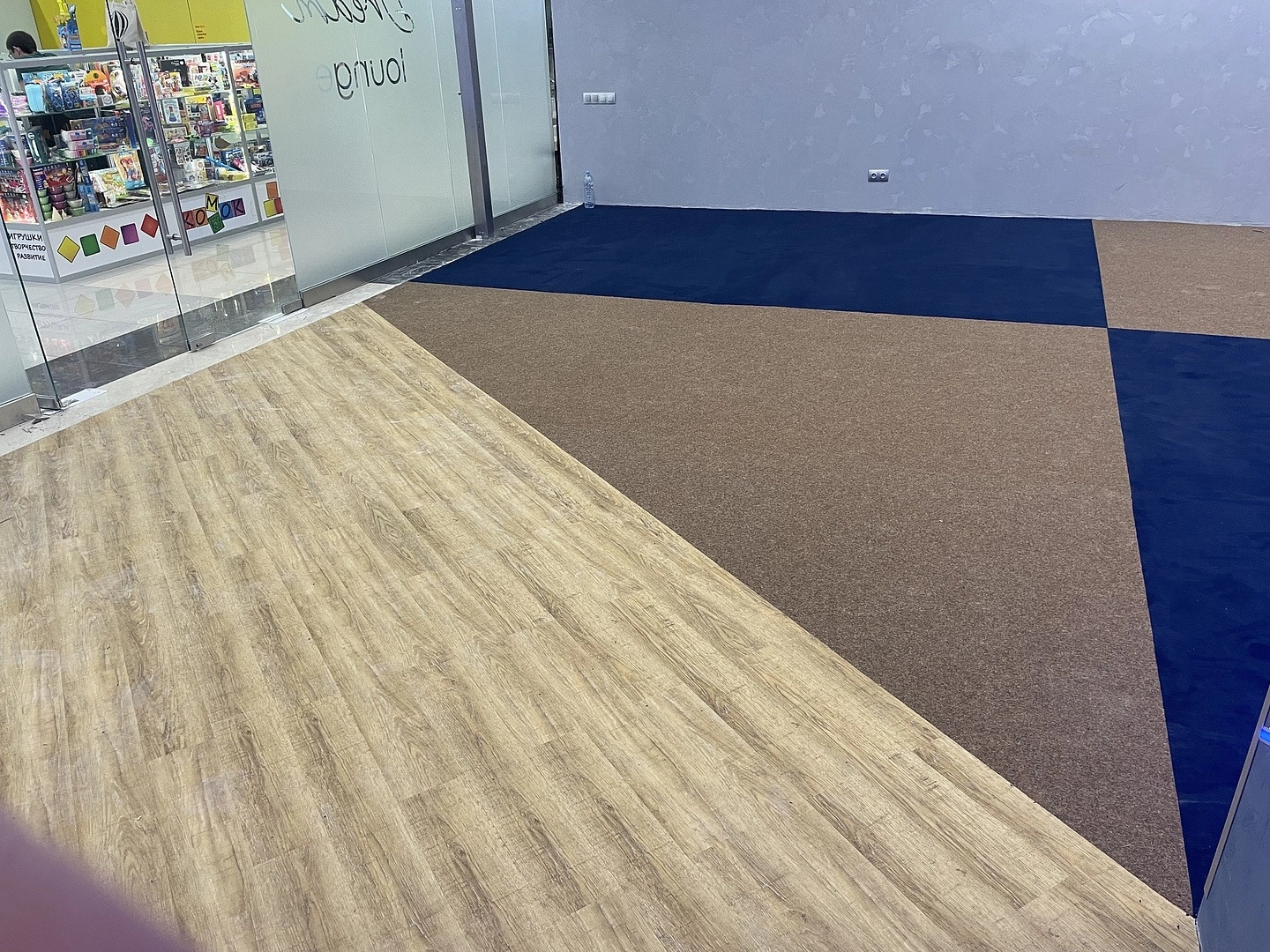 Укладка ковролина в ТЦ 