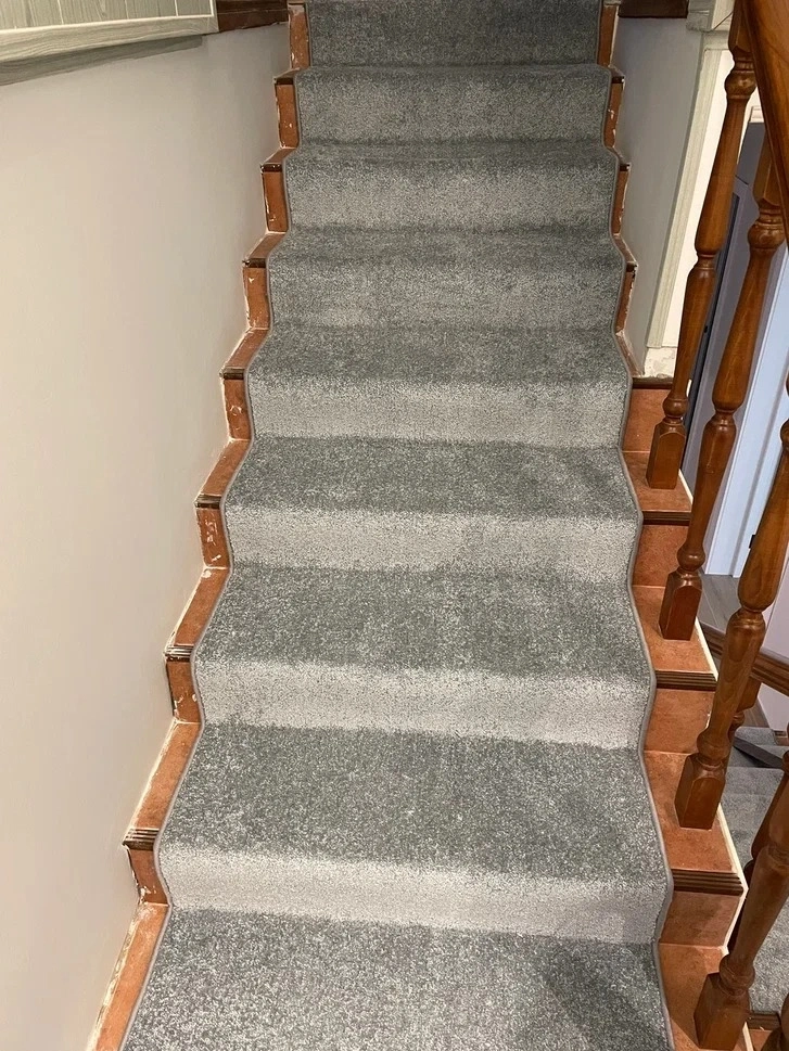 Оверлок и укладка ковролина в коттедже 12