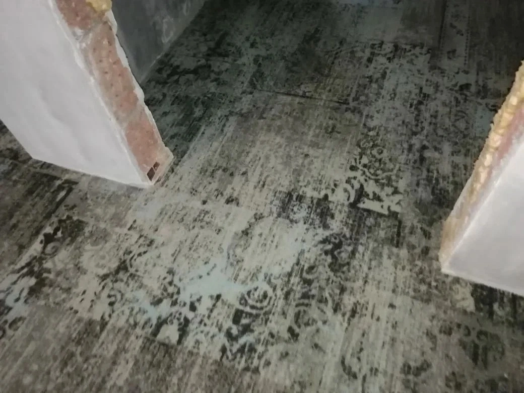 Укладка ковролина в новостройке