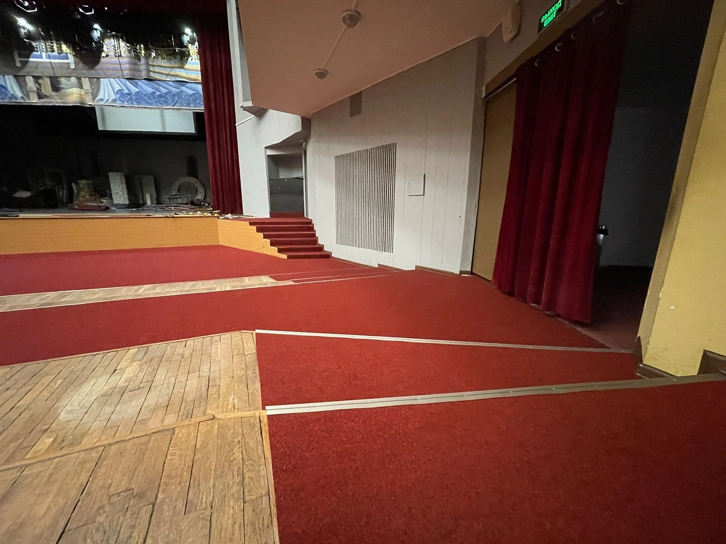 Укладка ковролина в Ивановском театре 30