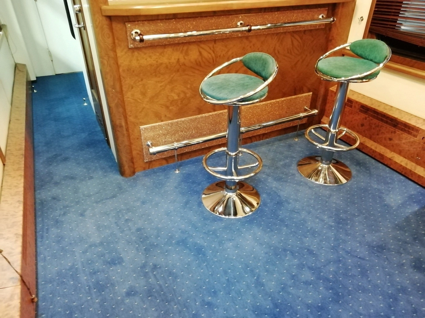 Укладка ковролина в вагоне поезда 