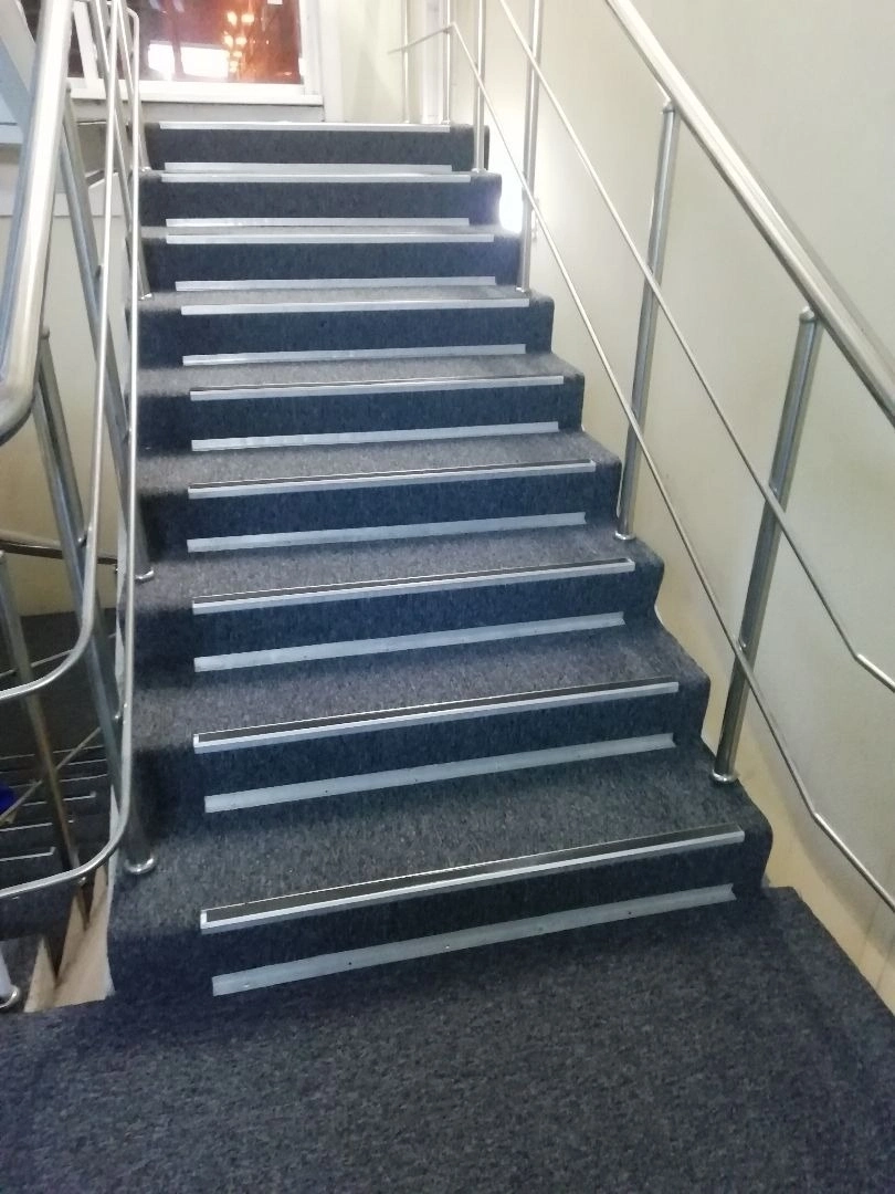 Укладка ковролина на складе ООО 