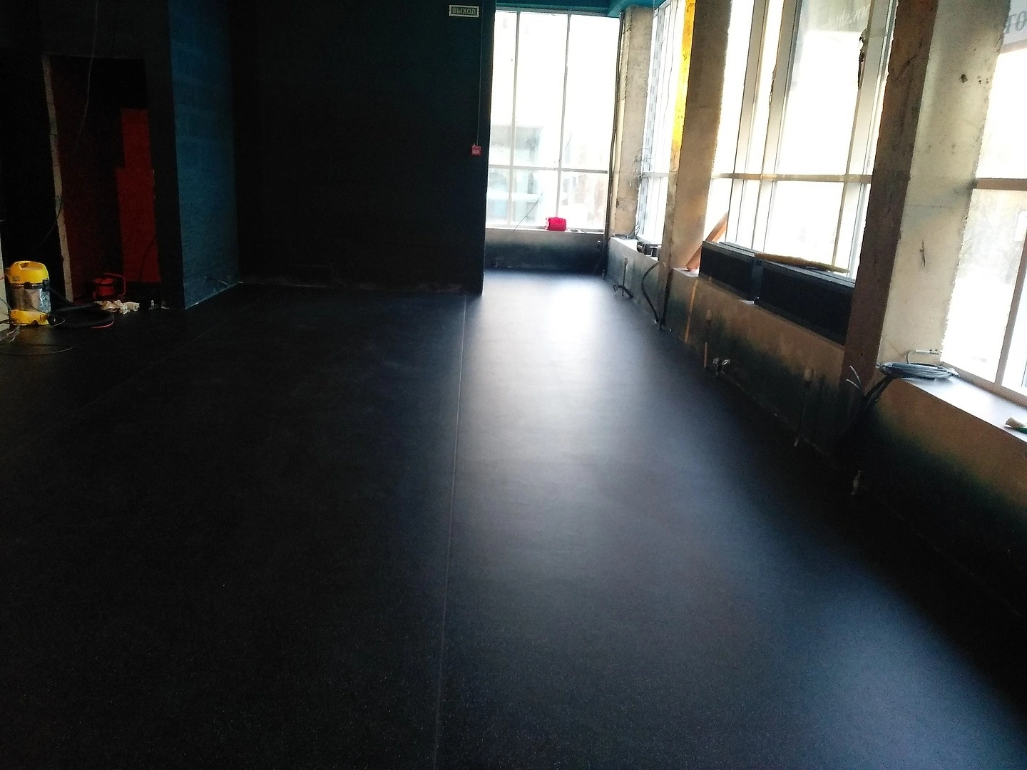 Укладка линолеума  в ресторане 