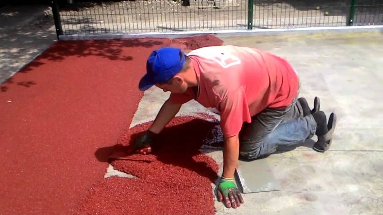 Бесшовная укладка резиновой крошки в один слой 20мм