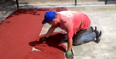 Бесшовная укладка резиновой крошки в один слой 20мм