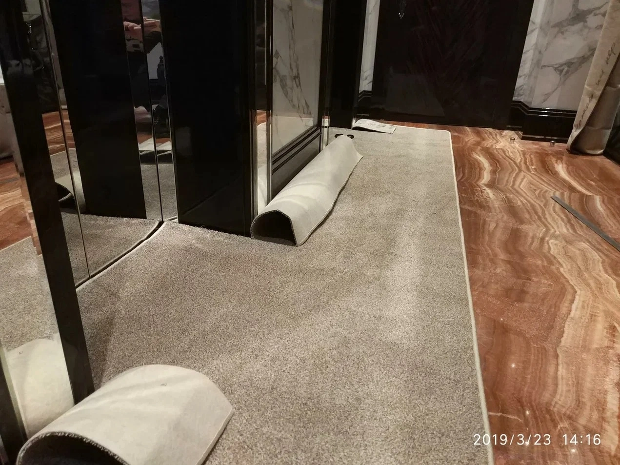 Укладка дорожки в холле гостиницы 3