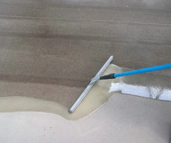 Монтаж двухкомпонентного наливного пола с дополнительным выравнивающим слоем