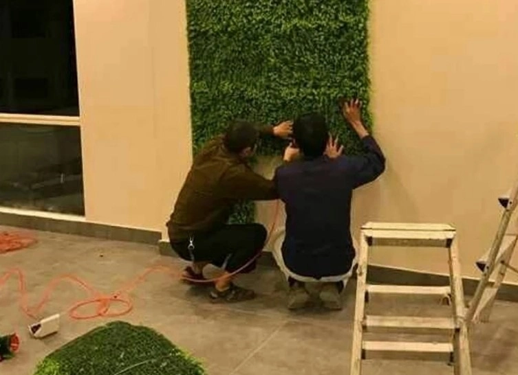 Отделка стен искусственной травой