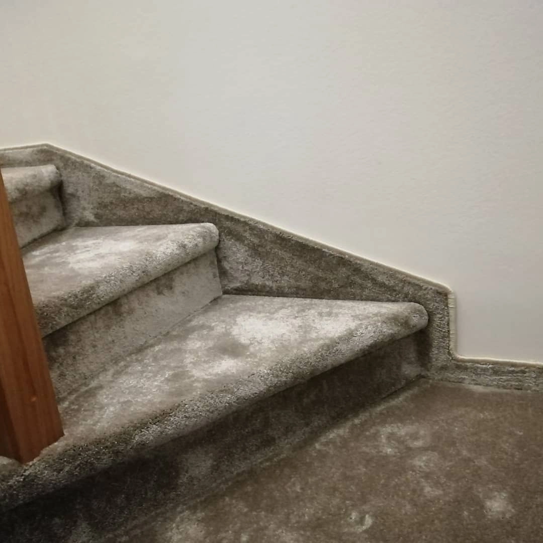 Укладка ковролина на лестницу  7