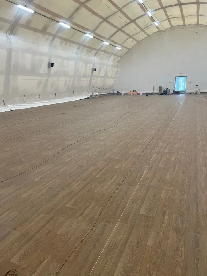 Укладка линолеума в манеже 