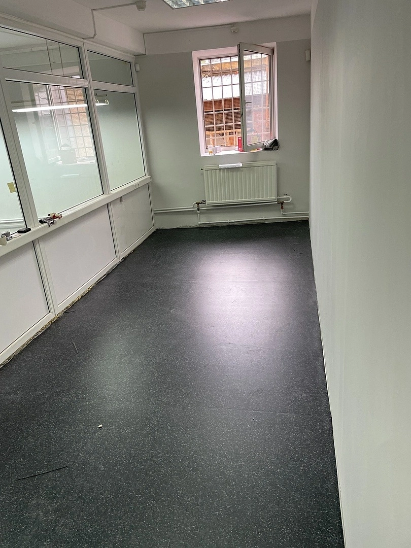 Укладка линолеума  в холодильнике меховых изделий 12