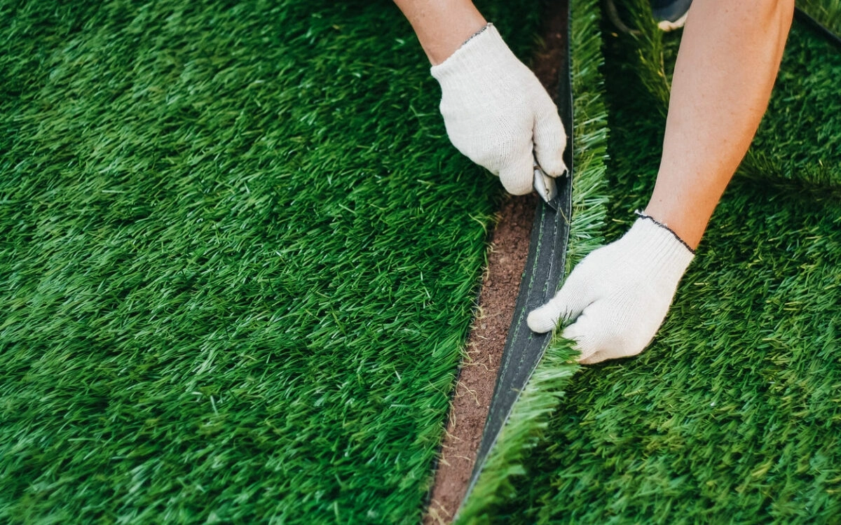 Укладка искусственной травы со средним ворсом
