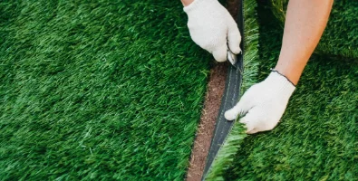 Укладка искусственной травы со средним ворсом