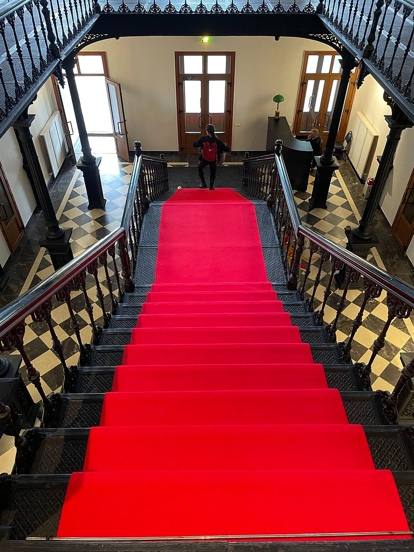 Укладка дорожки в БЦ  