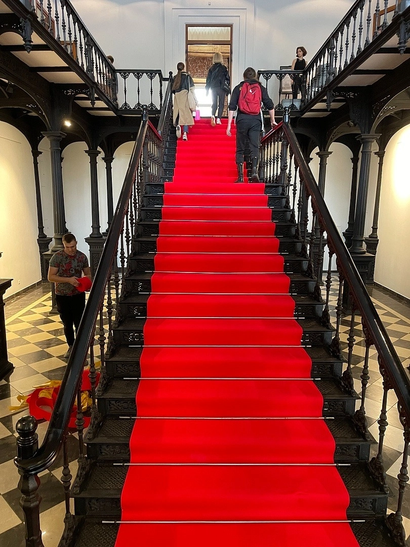 Укладка дорожки в БЦ  