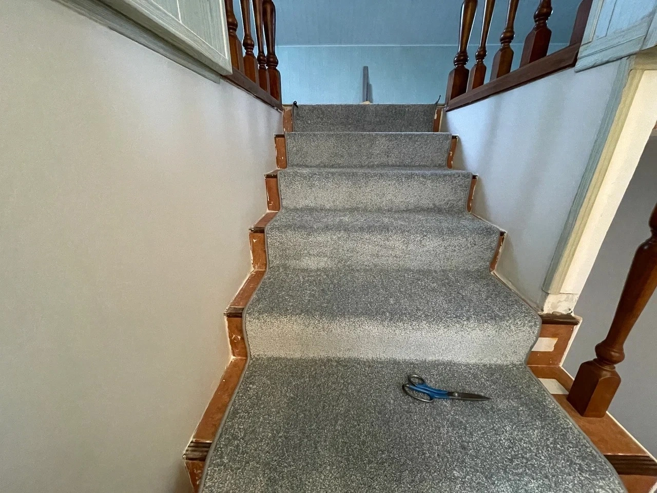 Оверлок и укладка ковролина в коттедже 8