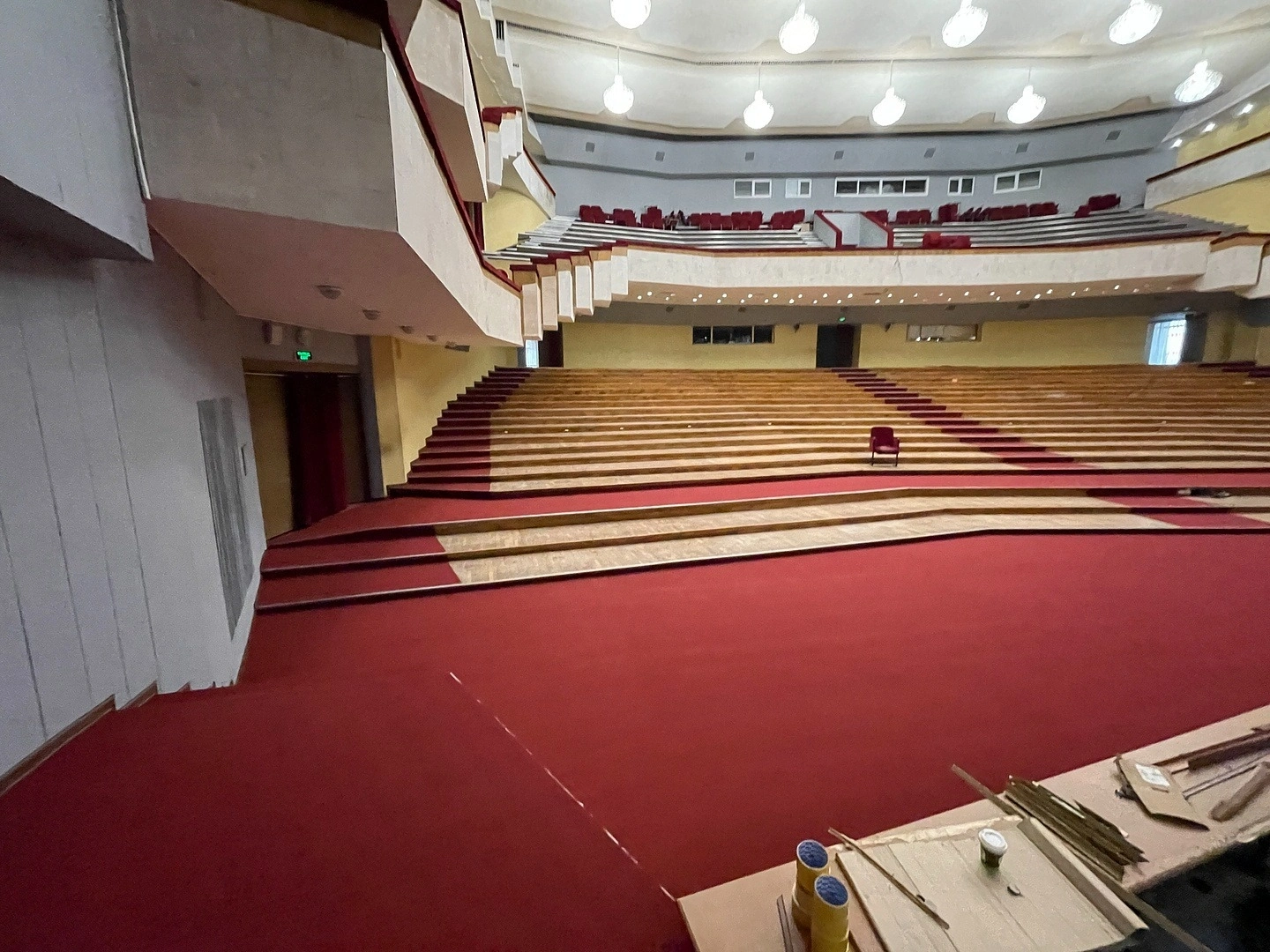 Укладка ковролина в Ивановском театре 33