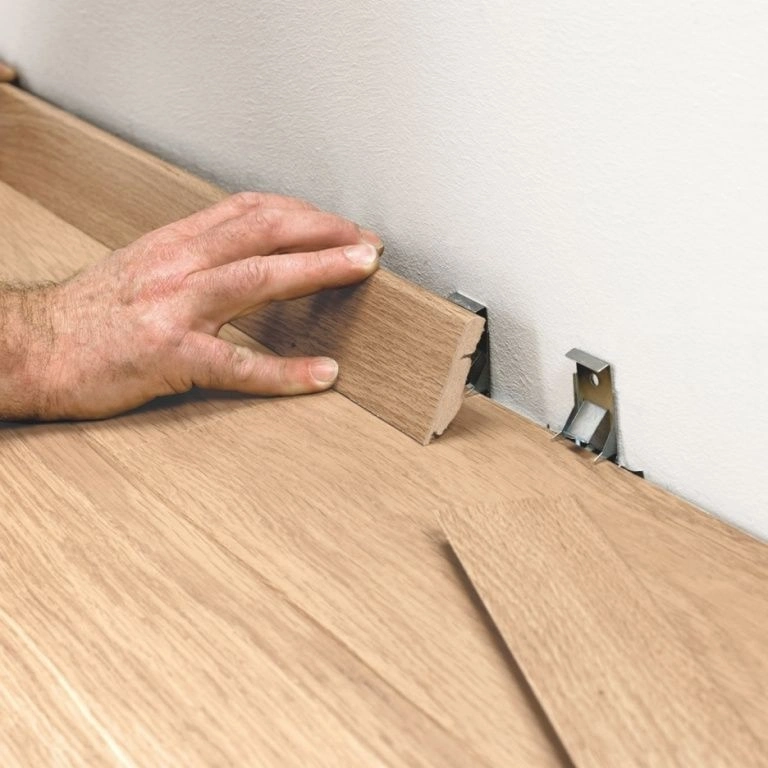 Укладка плинтуса на ламинат
