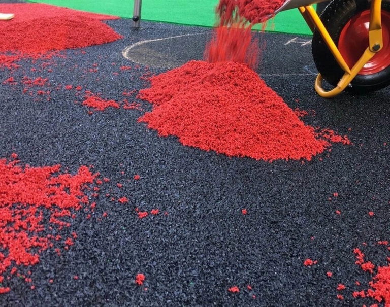 Бесшовная укладка резиновой крошки в два слоя 20мм