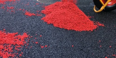 Бесшовная укладка резиновой крошки в два слоя 20мм