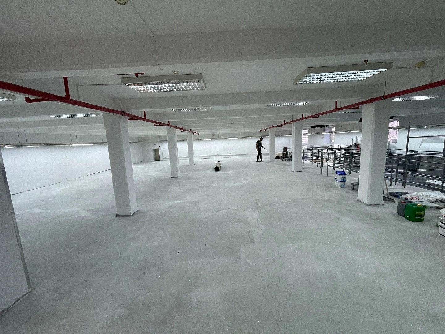 Укладка линолеума  в холодильнике меховых изделий