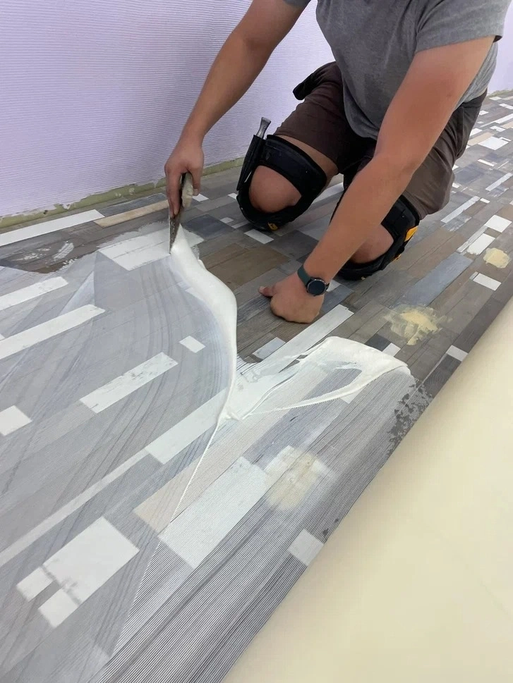 Укладка линолеума в МОУ школа имени А. П. Чехова 4