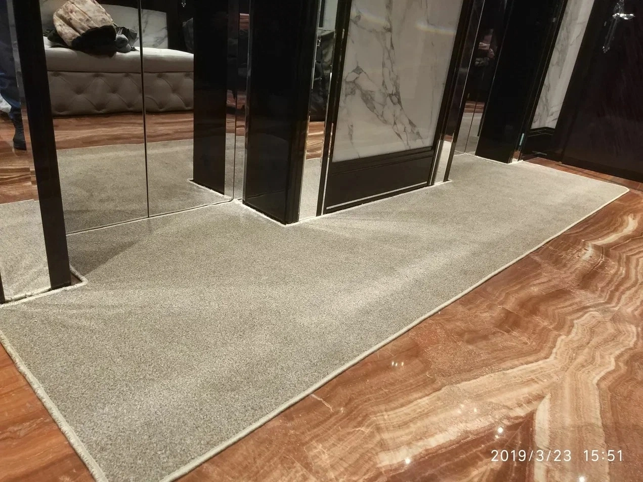 Укладка дорожки в холле гостиницы 13