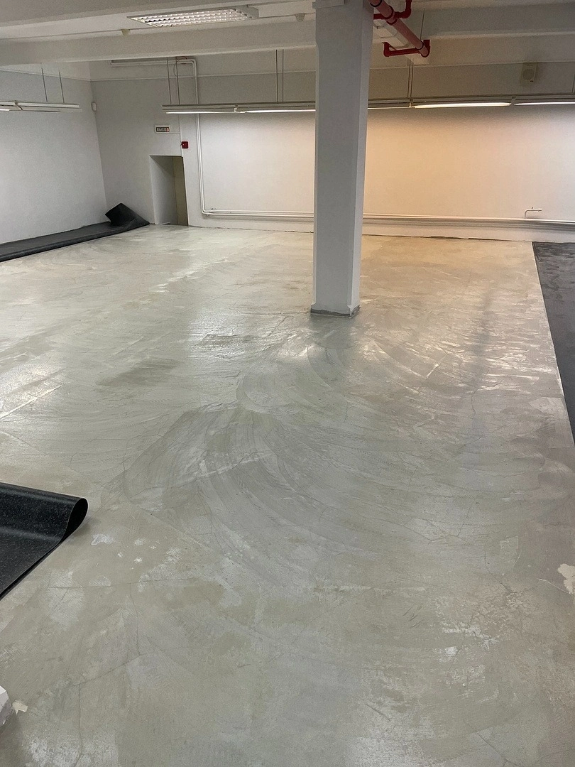 Укладка линолеума  в холодильнике меховых изделий 9