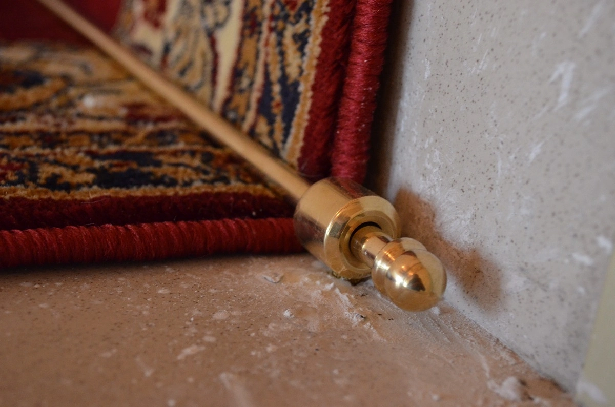 Укладка ковровых дорожек на лестницу