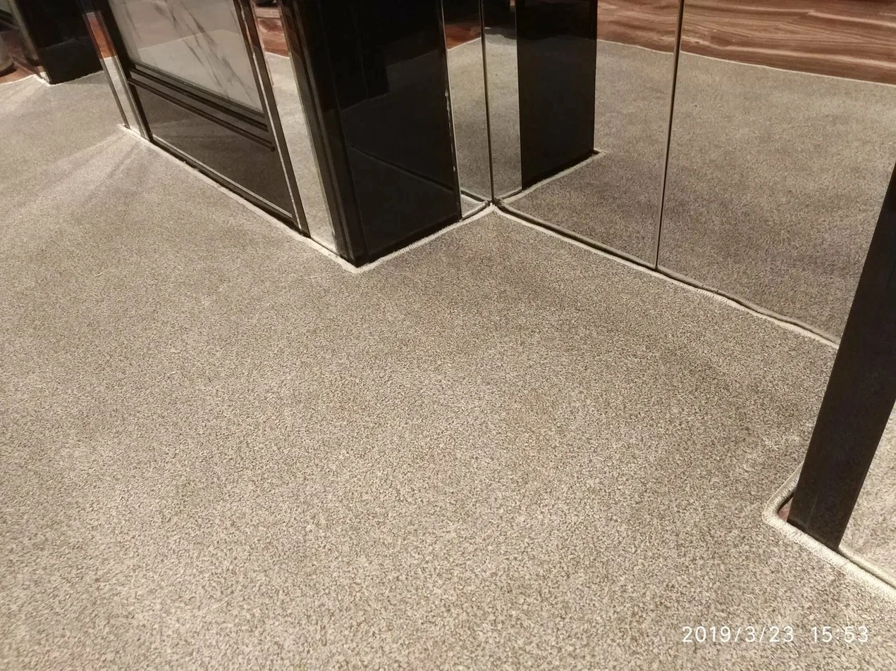 Укладка дорожки в холле гостиницы 9