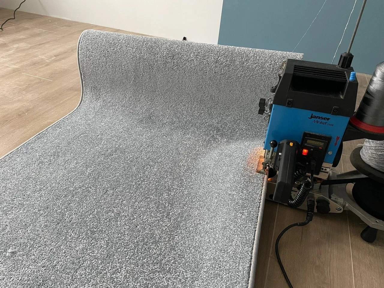 Оверлок и укладка ковролина в коттедже 5